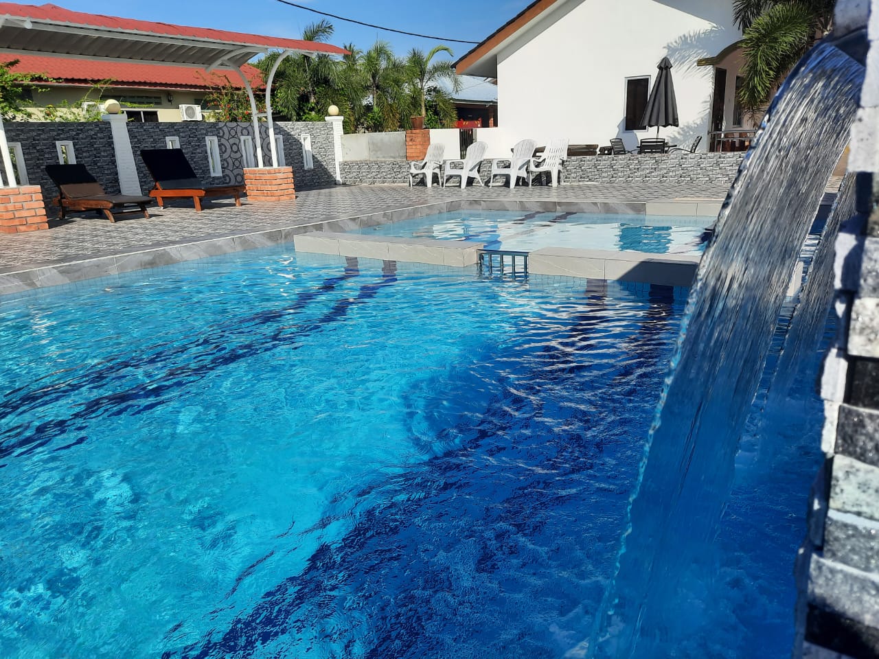 Pool waterfall